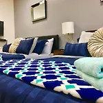 Chic & Compact Hollywood Studio