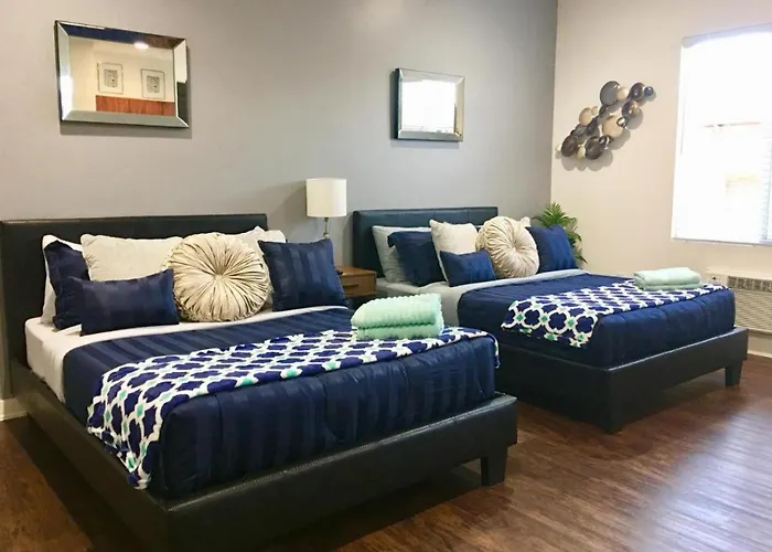 Chic & Compact Hollywood Studio